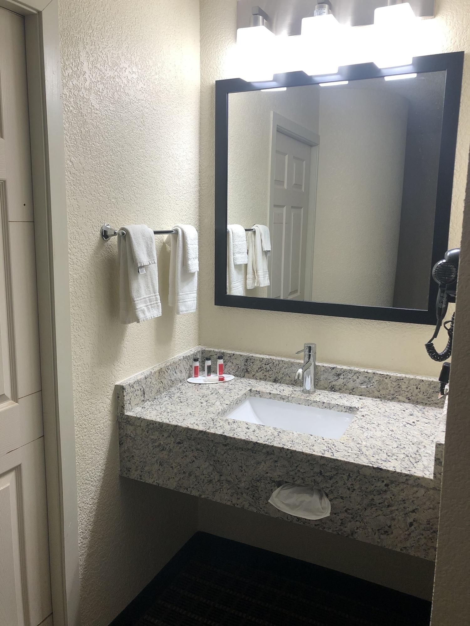 Baymont Inn & Suites By Wyndham Mukwonago Ngoại thất bức ảnh