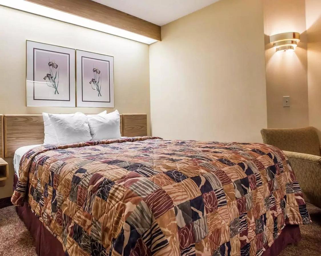 Baymont Inn & Suites By Wyndham Mukwonago Ngoại thất bức ảnh